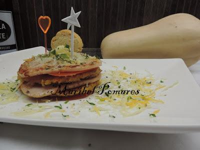 Hamburguesas de calabaza con jamón de pavo, tomate y queso. Hamburguesas de calabaza con jamón de pavo, tomate y queso.