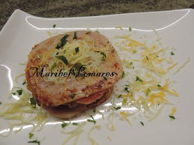 Hamburguesas de calabaza con jamón de pavo, tomate y queso. Hamburguesas de calabaza con jamón de pavo, tomate y queso.