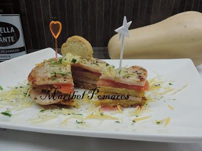 Hamburguesas de calabaza con jamón de pavo, tomate y queso. Hamburguesas de calabaza con jamón de pavo, tomate y queso.