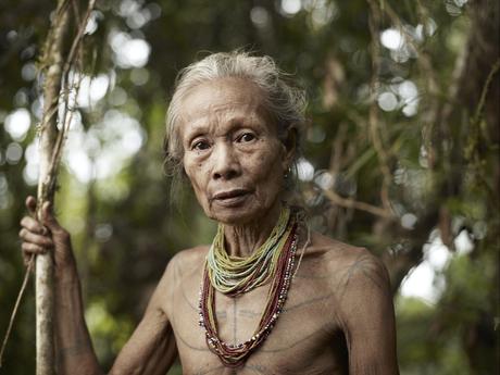 LA TRIBU MENTAWAI, TATUADORES DEL FUTURO