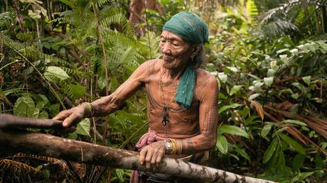 LA TRIBU MENTAWAI, TATUADORES DEL FUTURO