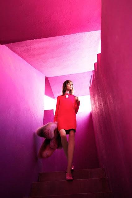 Kati Nescher luce coloridos looks para nueva editorial en Harper's Bazaar