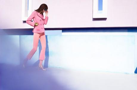 Kati Nescher luce coloridos looks para nueva editorial en Harper's Bazaar