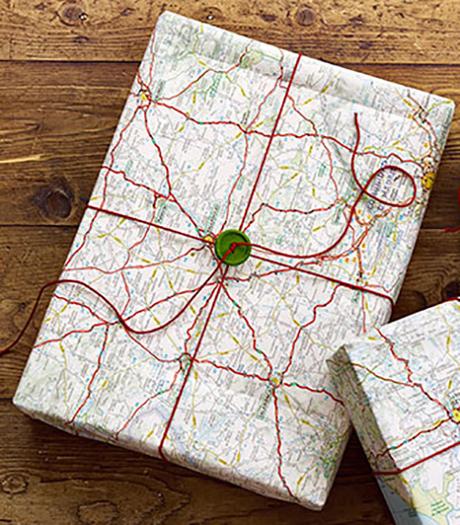 Libros de regalo empaquetados con mapas