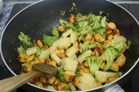 Pollo y brócoli con piña al cava _MG_1878