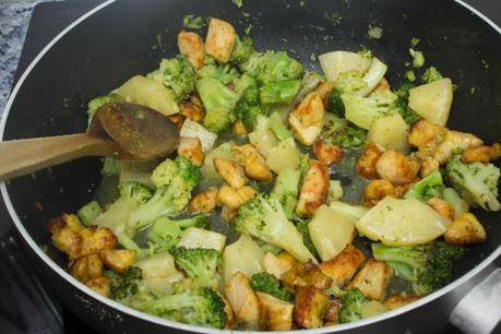 Pollo y brócoli con piña al cava _MG_1879