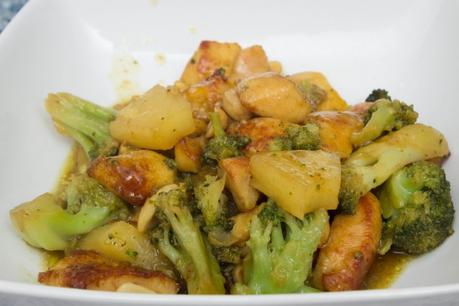 Pollo y brócoli con piña al cava _MG_1884