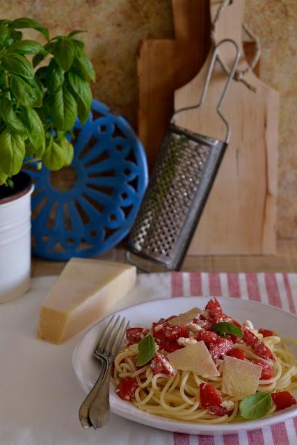 ESPAGHUETTI CON SALSA DE TOMATE NATURALE Y ALBAHACA ESPAGHUETTI CON SALSA DE TOMATE NATURALE Y ALBAHACA
