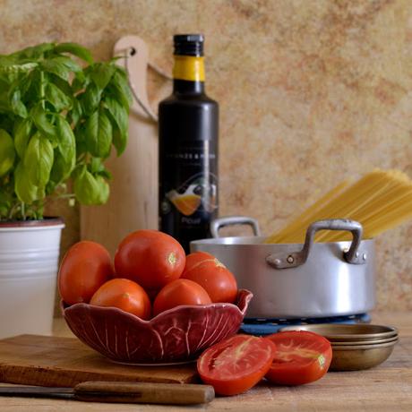 ESPAGHUETTI CON SALSA DE TOMATE NATURALE Y ALBAHACA ESPAGHUETTI CON SALSA DE TOMATE NATURALE Y ALBAHACA