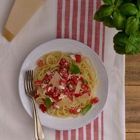 ESPAGHUETTI CON SALSA DE TOMATE NATURALE Y ALBAHACA ESPAGHUETTI CON SALSA DE TOMATE NATURALE Y ALBAHACA