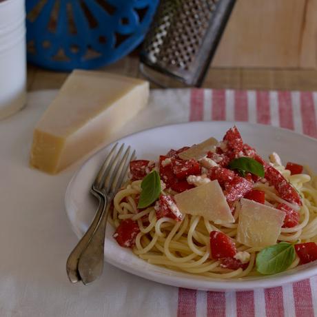 ESPAGHUETTI CON SALSA DE TOMATE NATURALE Y ALBAHACA ESPAGHUETTI CON SALSA DE TOMATE NATURALE Y ALBAHACA