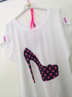 Camiseta con zapato de La Chispa Adecuada Camiseta con zapato de La Chispa Adecuada