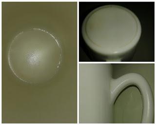 Taza de porcelana amarillenta por el uso