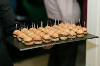 Camarero sirviendo un cóctel Camarero sirviendo un cóctel