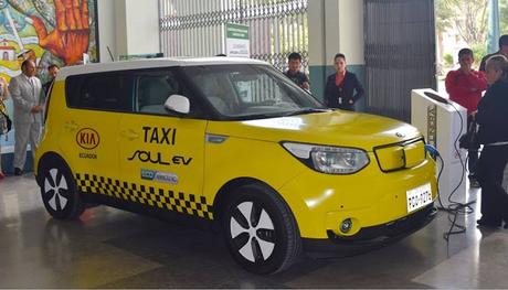 Municipio de Loja y Kía Motors exponen taxi eléctrico que se implementará en el cantón.