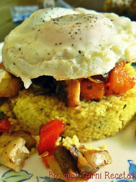 Vegetales asados con cous-cous y huevo