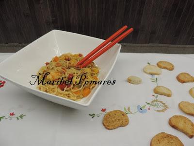 Fideos chinos con verduras y gambas. Fideos chinos con verduras y gambas.