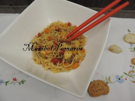 Fideos chinos con verduras y gambas. Fideos chinos con verduras y gambas.