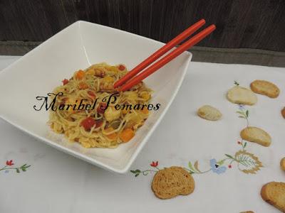 Fideos chinos con verduras y gambas. Fideos chinos con verduras y gambas.