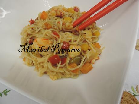Fideos chinos con verduras y gambas. Fideos chinos con verduras y gambas.