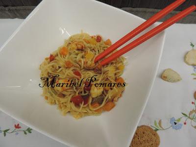 Fideos chinos con verduras y gambas. Fideos chinos con verduras y gambas.