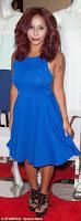 Snooki brilla en un elegante vestido azul durante la presentación de su nueva línea de ropa Lovanna