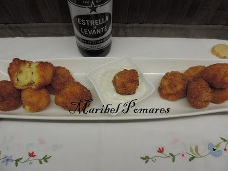 Bocados de patata con salsa de yogur finas hierbas. Bocados de patata con salsa de yogur finas hierbas.