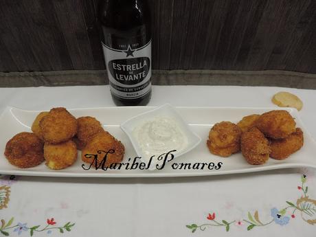 Bocados de patata con salsa de yogur finas hierbas. Bocados de patata con salsa de yogur finas hierbas.