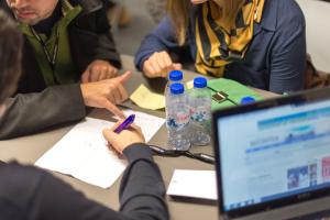 ¿EMPRENDER SOLO O ACOMPAÑADO? ¿EMPRENDER SOLO O ACOMPAÑADO?