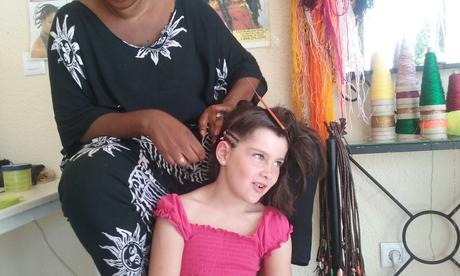 Como hacer trenzas africanas de diadema, paso a paso Como hacer trenzas afro de diadema. Segunda trenza