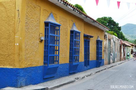 Entre las fachadas coloridas de Puerto Colombia