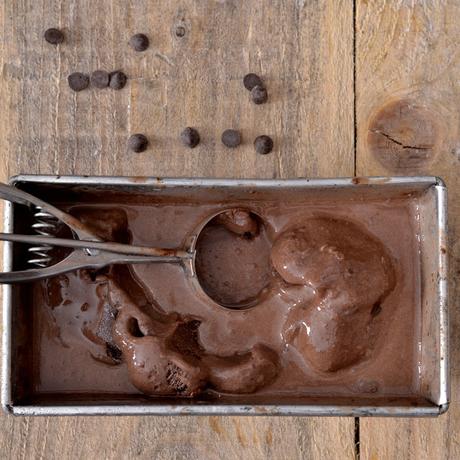 HELADO DE CHOCOLATE, ARÁNDANOS AZULES, ALMENDRAS Y AVELLANAS HELADO DE CHOCOLATE, ARÁNDANOS AZULES, ALMENDRAS Y AVELLANAS