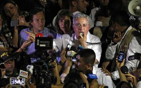 Uribe en defensa de colombianos atacados por Maduro