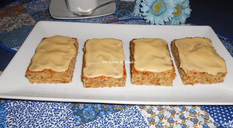 Barras de plátano con crema agria y frosting Barras de plátano con crema agria y frosting