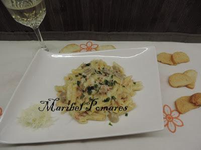 Macarrones con salmón ahumado y salda de champiñon con queso. Macarrones con salmón ahumado y salda de champiñon con queso.