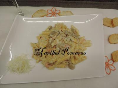 Macarrones con salmón ahumado y salda de champiñon con queso. Macarrones con salmón ahumado y salda de champiñon con queso.