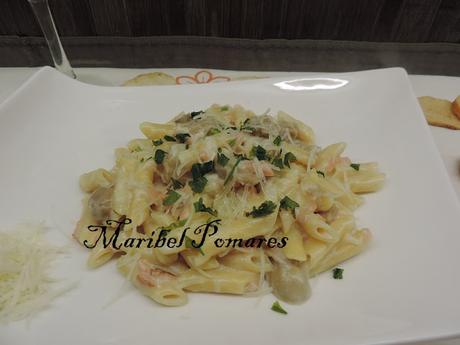 Macarrones con salmón ahumado y salda de champiñon con queso. Macarrones con salmón ahumado y salda de champiñon con queso.