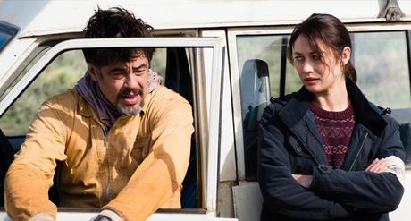 Un día perfecto Benicio del Toro y Olga Kurylenko en Un día perfecto