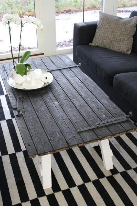 Mesa con puerta antigua. ¡Original lo mires como lo mires! Mesa con puerta antigua. ¡Original lo mires como lo mires!