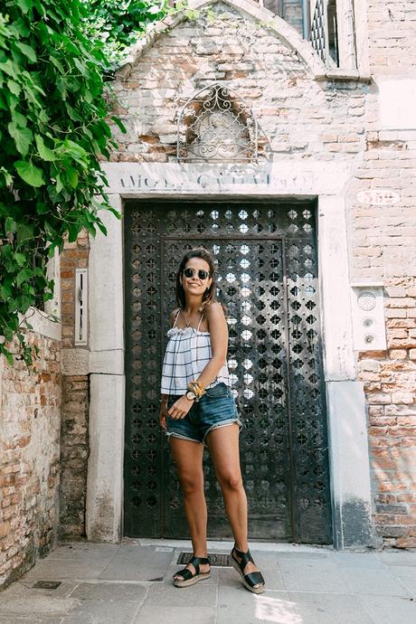 Venezia-Checked_Top-Levis-Floral_Scarf-Scarf_as_Bracelet-Outfit-Black_Espadrilles-Chanel_Vintage-Outfit-Collage_On_The_Road-14