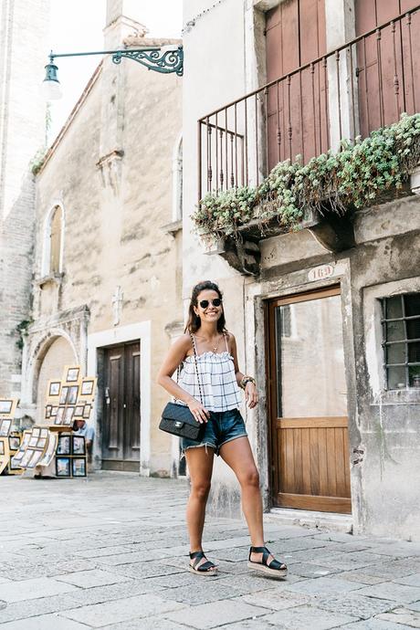 Venezia-Checked_Top-Levis-Floral_Scarf-Scarf_as_Bracelet-Outfit-Black_Espadrilles-Chanel_Vintage-Outfit-Collage_On_The_Road-28
