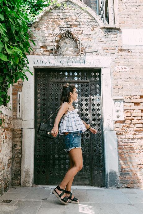 Venezia-Checked_Top-Levis-Floral_Scarf-Scarf_as_Bracelet-Outfit-Black_Espadrilles-Chanel_Vintage-Outfit-Collage_On_The_Road-15