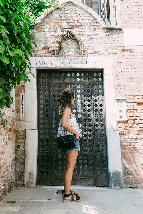 Venezia-Checked_Top-Levis-Floral_Scarf-Scarf_as_Bracelet-Outfit-Black_Espadrilles-Chanel_Vintage-Outfit-Collage_On_The_Road-13