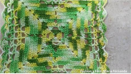 Un granny diferente, motivo verde matizado a crochet (A crocheted different granny in green tones) Un granny diferente, motivo verde matizado a crochet (A crocheted different granny in green tones)