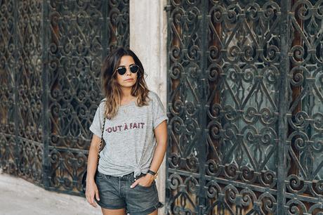 Venezia-Collage_On_The_Road-Levis_Shorts-Madewell_Top-Chanel_Vintage_Bag-Espadrilles-Outfit-37