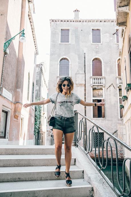 Venezia-Collage_On_The_Road-Levis_Shorts-Madewell_Top-Chanel_Vintage_Bag-Espadrilles-Outfit-56