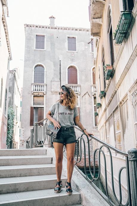 Venezia-Collage_On_The_Road-Levis_Shorts-Madewell_Top-Chanel_Vintage_Bag-Espadrilles-Outfit-53