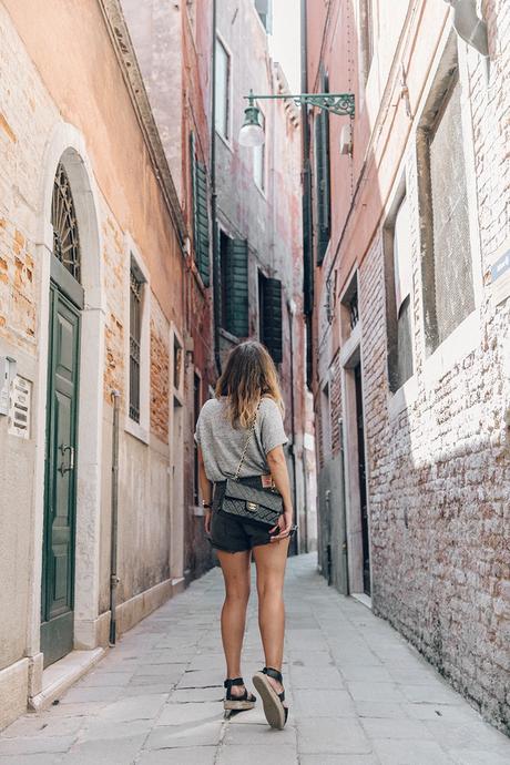 Venezia-Collage_On_The_Road-Levis_Shorts-Madewell_Top-Chanel_Vintage_Bag-Espadrilles-Outfit-50