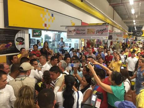 Uribe comprando alimentos para colombianos expulsados