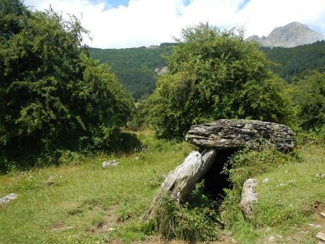 Mata de Haya y dolmen de Arrako por la Dronda. Valle de Belagua (Navarra)